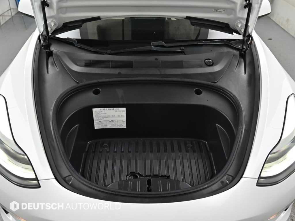 Tesla Model 3 — photo 06
