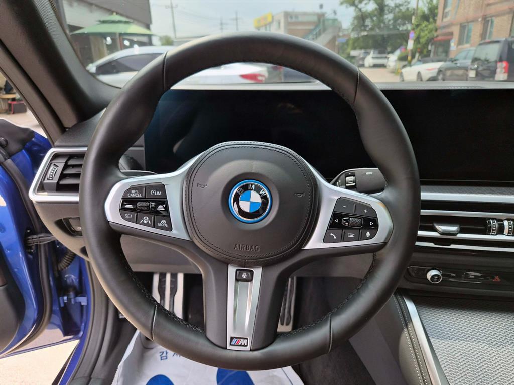BMW i4 — photo 08