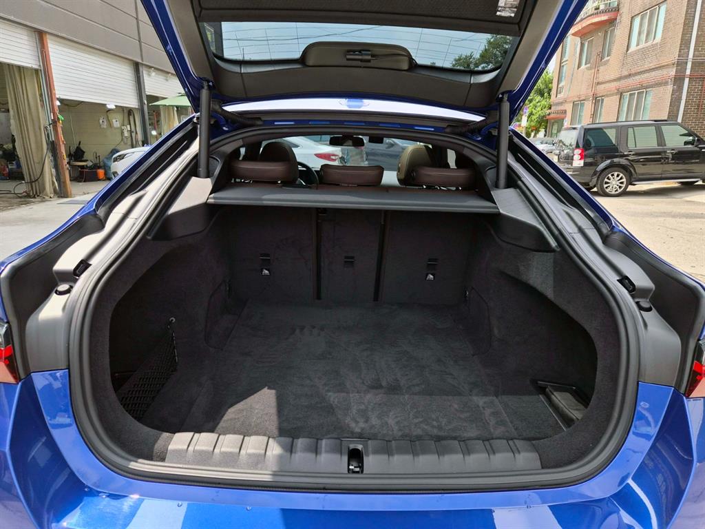 BMW i4 — photo 17