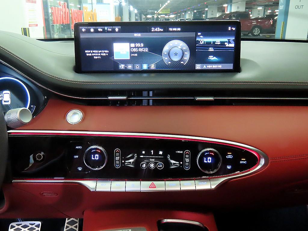 Genesis GV70 — photo 11