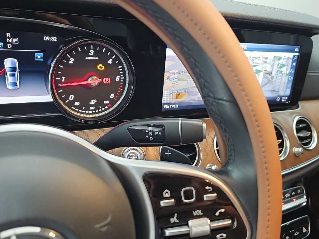 Mercedes-Benz E-Class — photo 08