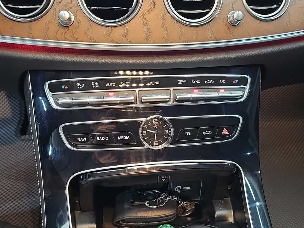 Mercedes-Benz E-Class — photo 10
