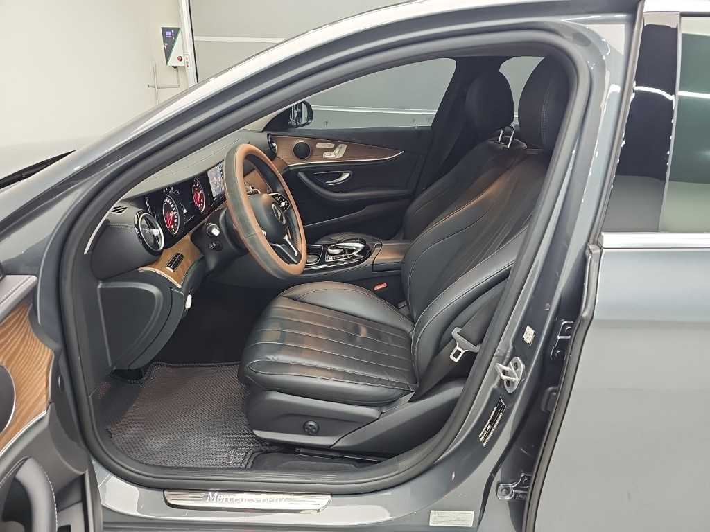 Mercedes-Benz E-Class — photo 11