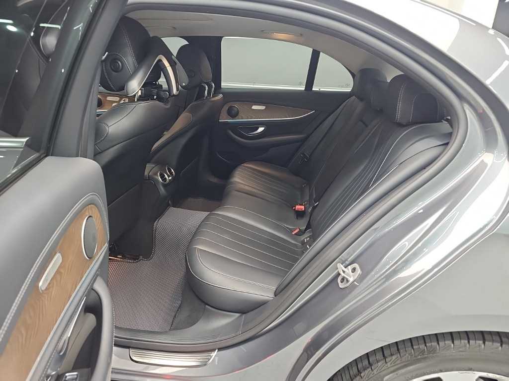 Mercedes-Benz E-Class — photo 12