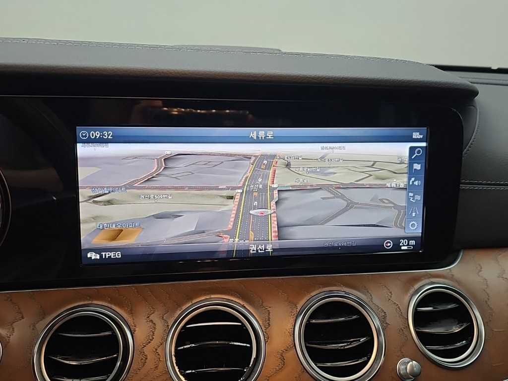 Mercedes-Benz E-Class — photo 15