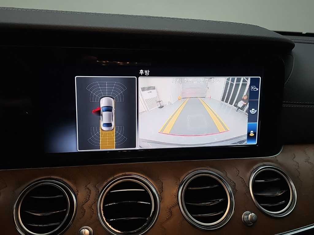Mercedes-Benz E-Class — photo 16
