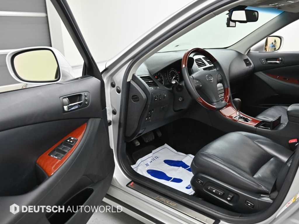 Lexus ES — photo 11