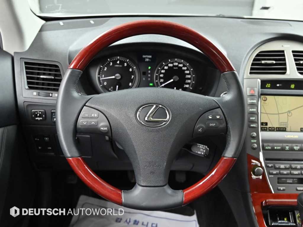 Lexus ES — photo 13