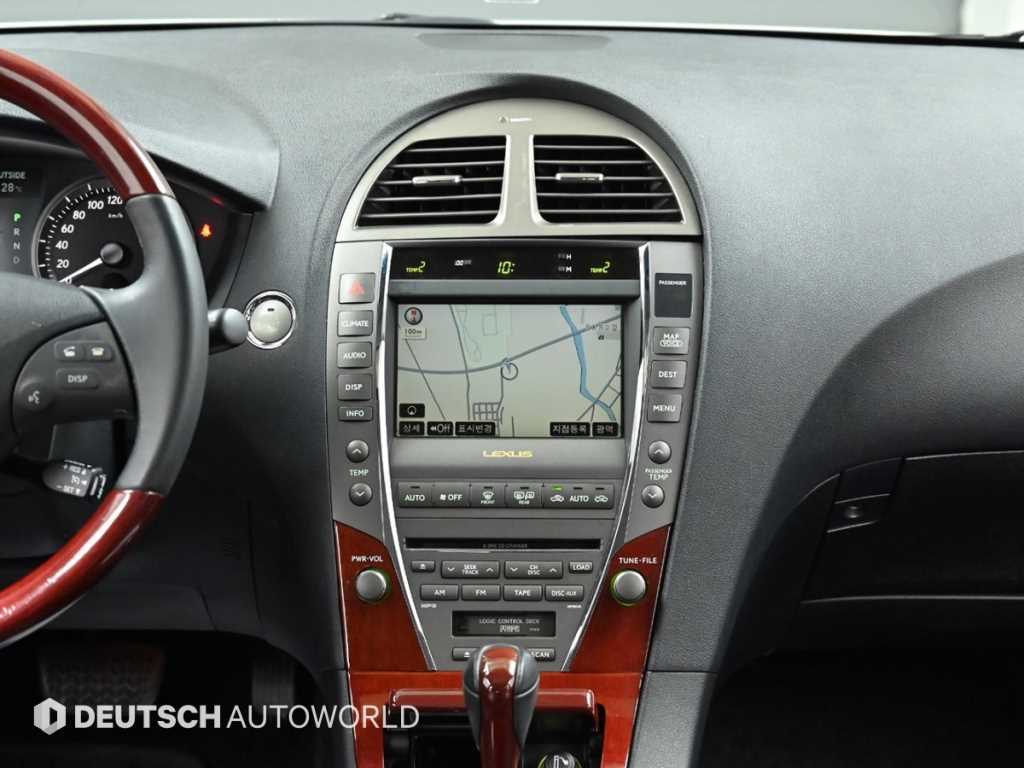 Lexus ES — photo 14