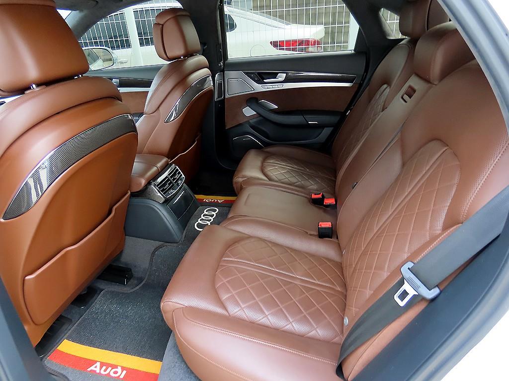 Audi S8 — photo 06