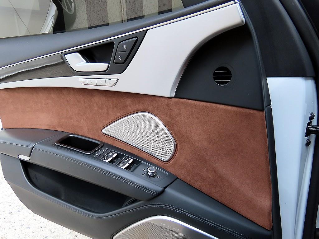 Audi S8 — photo 12