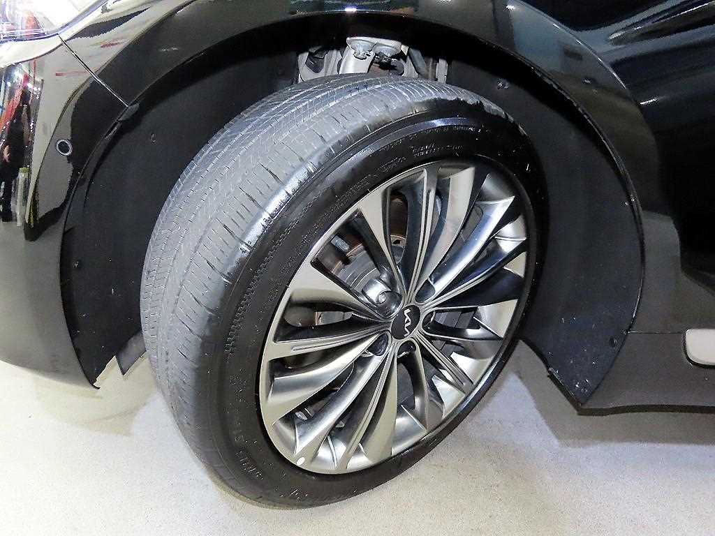 Kia K9 — photo 20