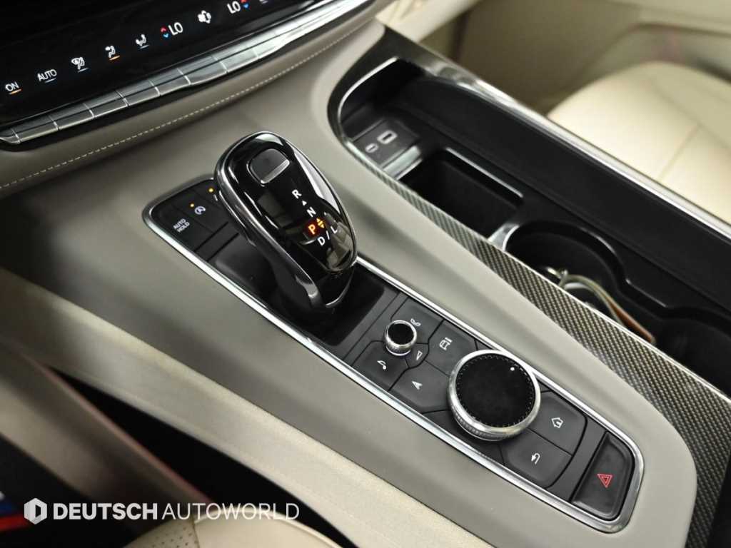 Cadillac Escalade — photo 09