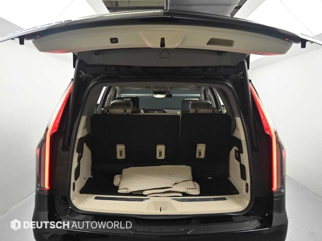 Cadillac Escalade — photo 19