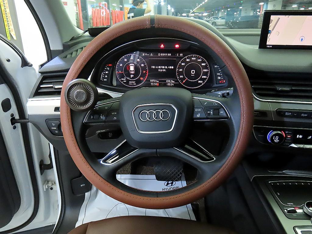 Audi Q7 — photo 08
