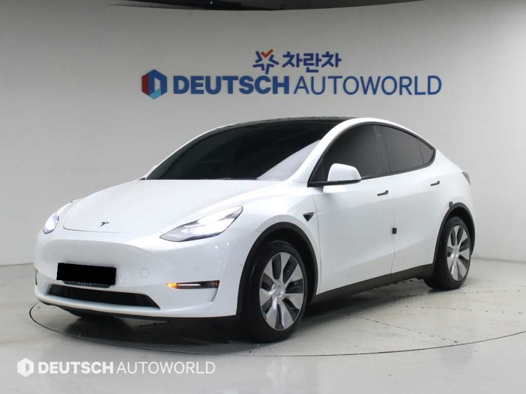 Tesla Model Y — photo 01