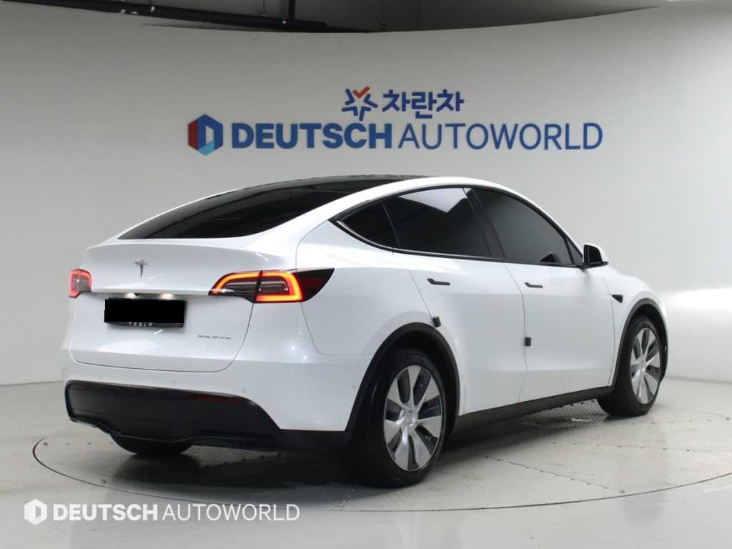 Tesla Model Y — photo 02