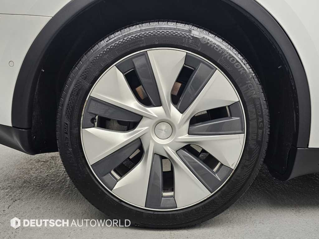Tesla Model Y — photo 05