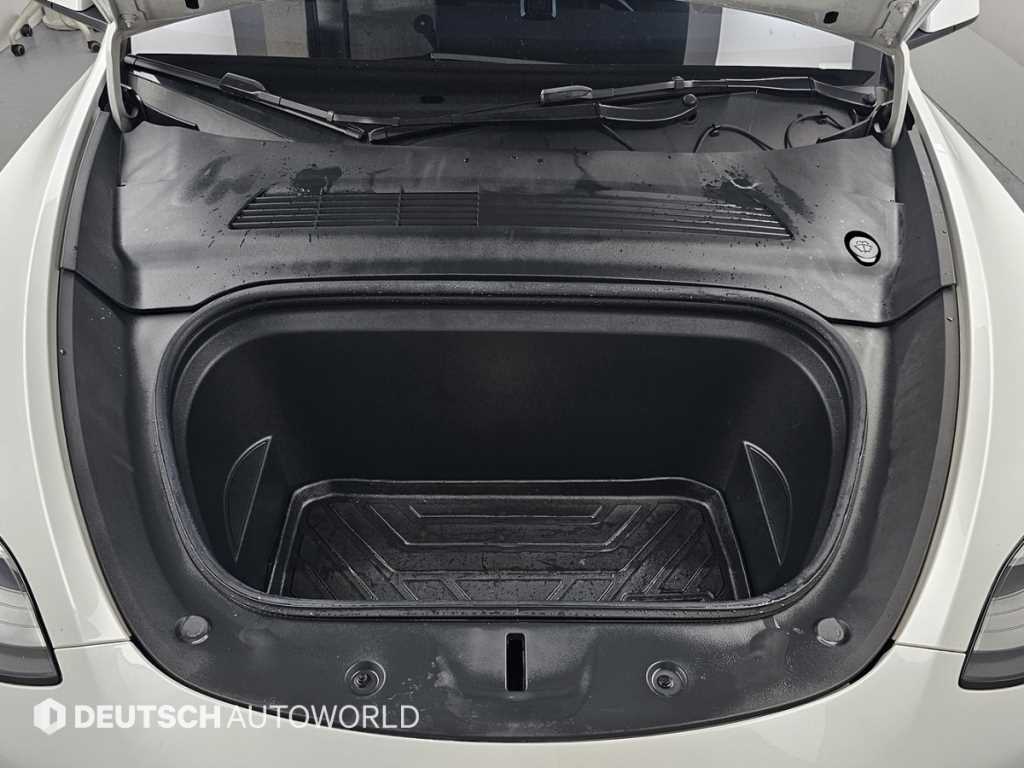 Tesla Model Y — photo 06