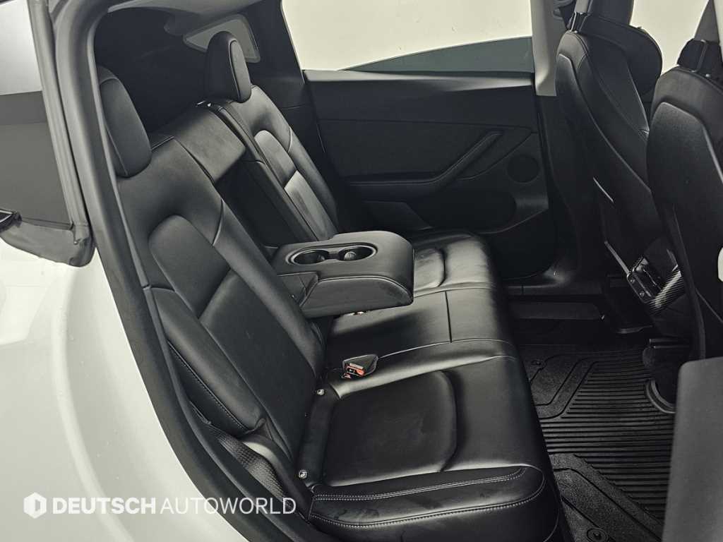 Tesla Model Y — photo 12