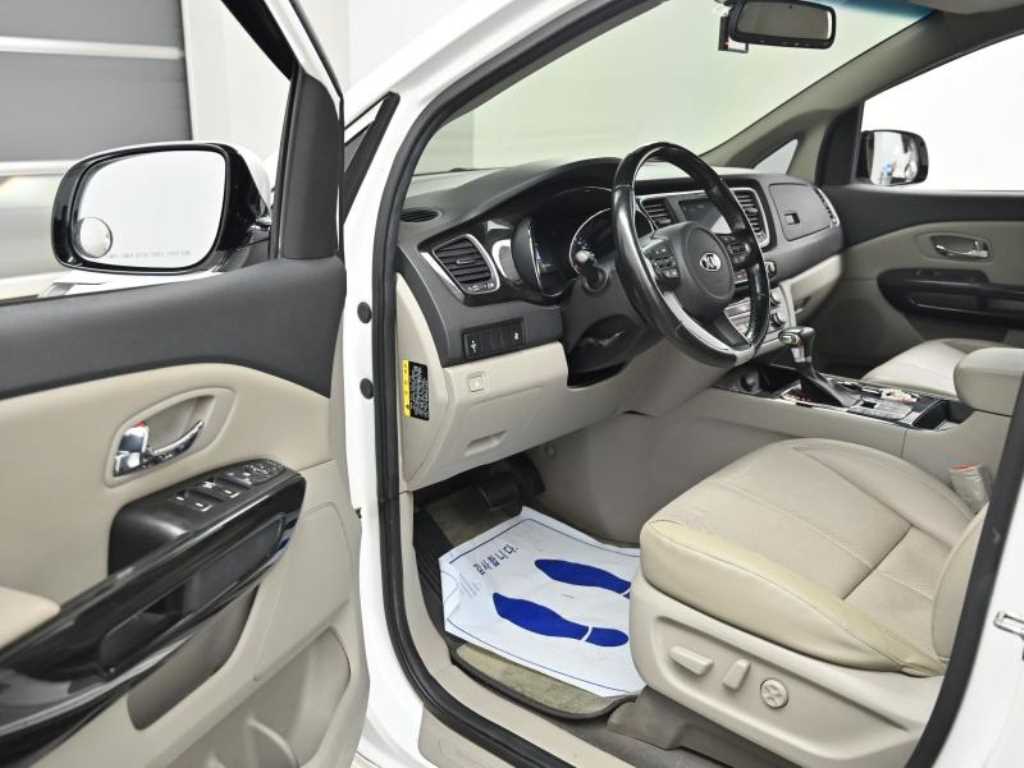Kia Carnival — photo 11