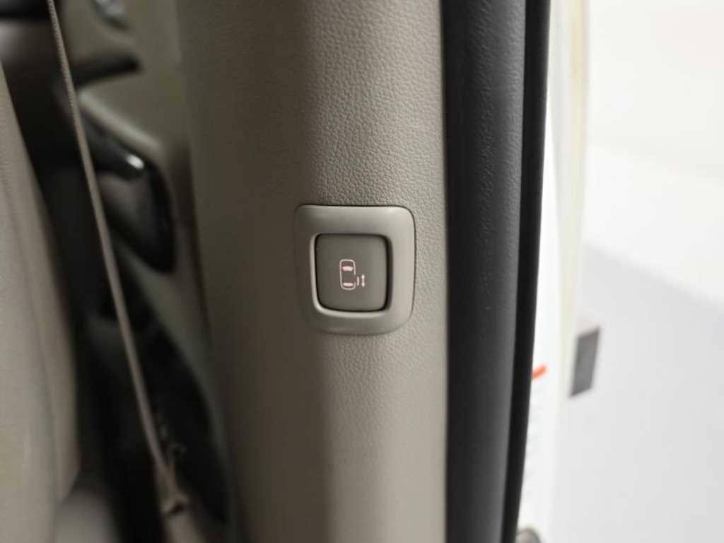 Kia Carnival — photo 17