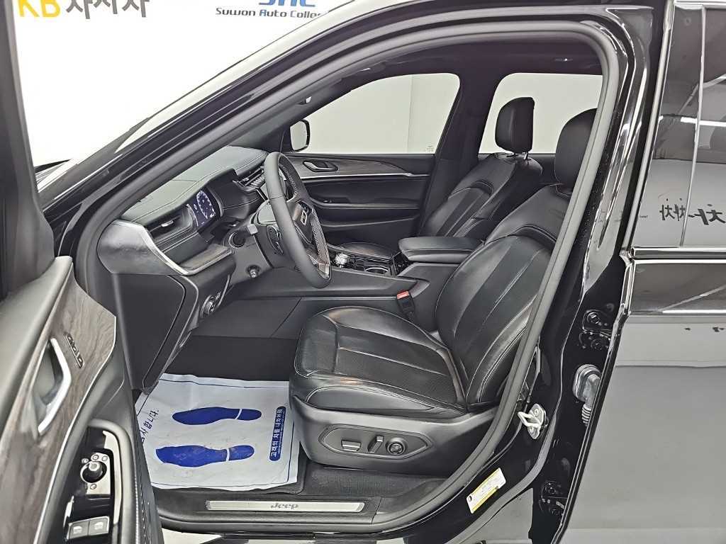 Jeep Cherokee — photo 11