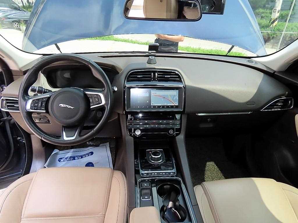 Jaguar F-PACE — photo 07