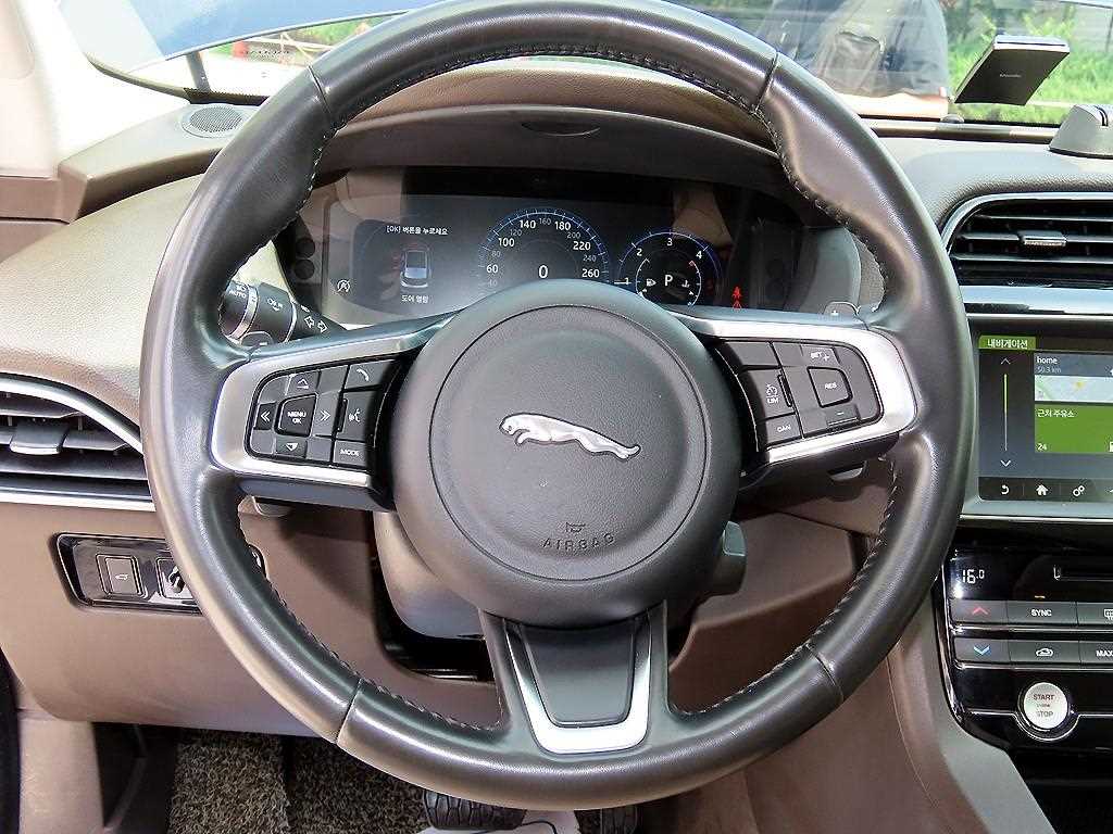 Jaguar F-PACE — photo 08