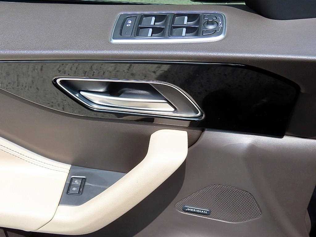 Jaguar F-PACE — photo 11