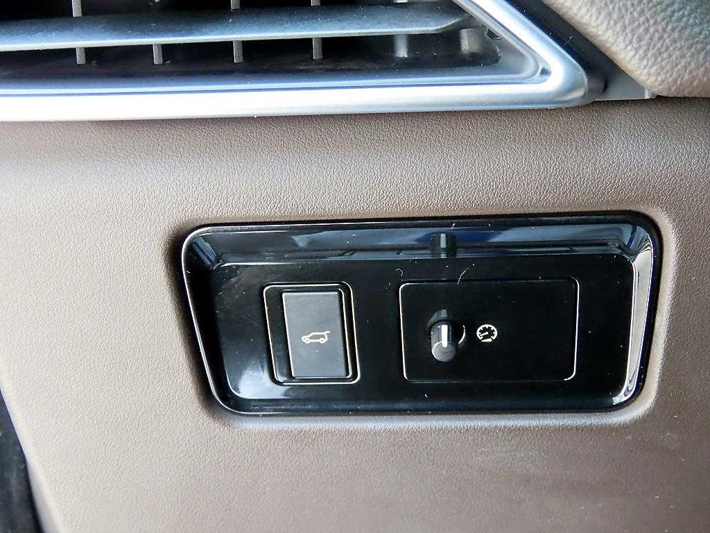 Jaguar F-PACE — photo 12