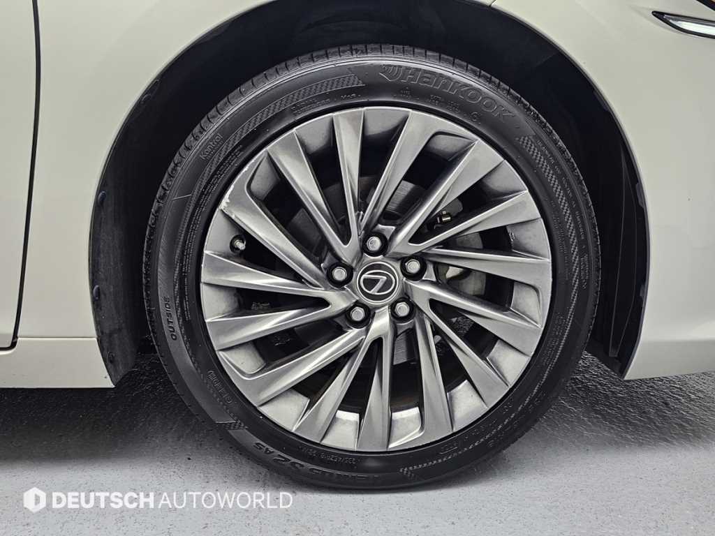 Lexus ES — photo 06
