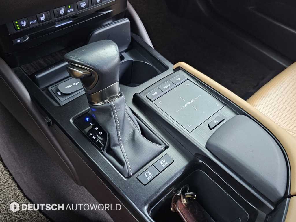 Lexus ES — photo 10