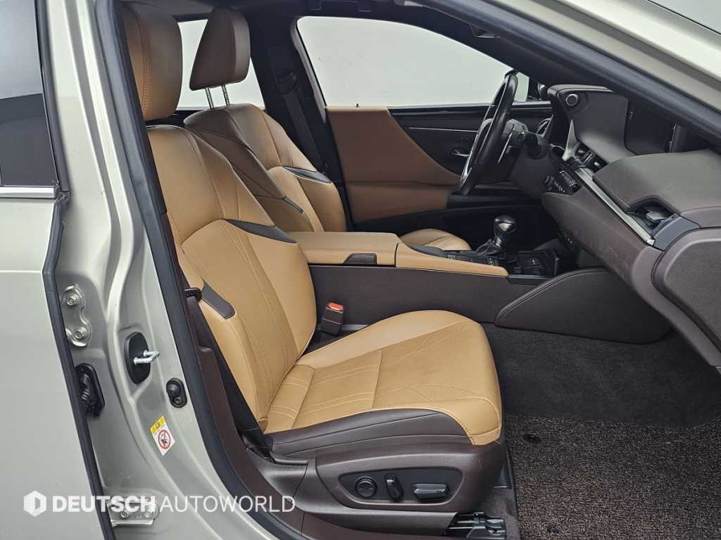 Lexus ES — photo 11