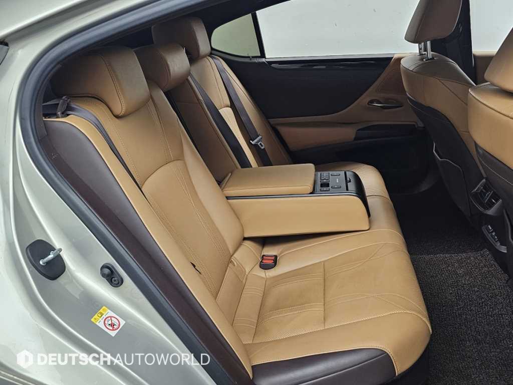 Lexus ES — photo 12