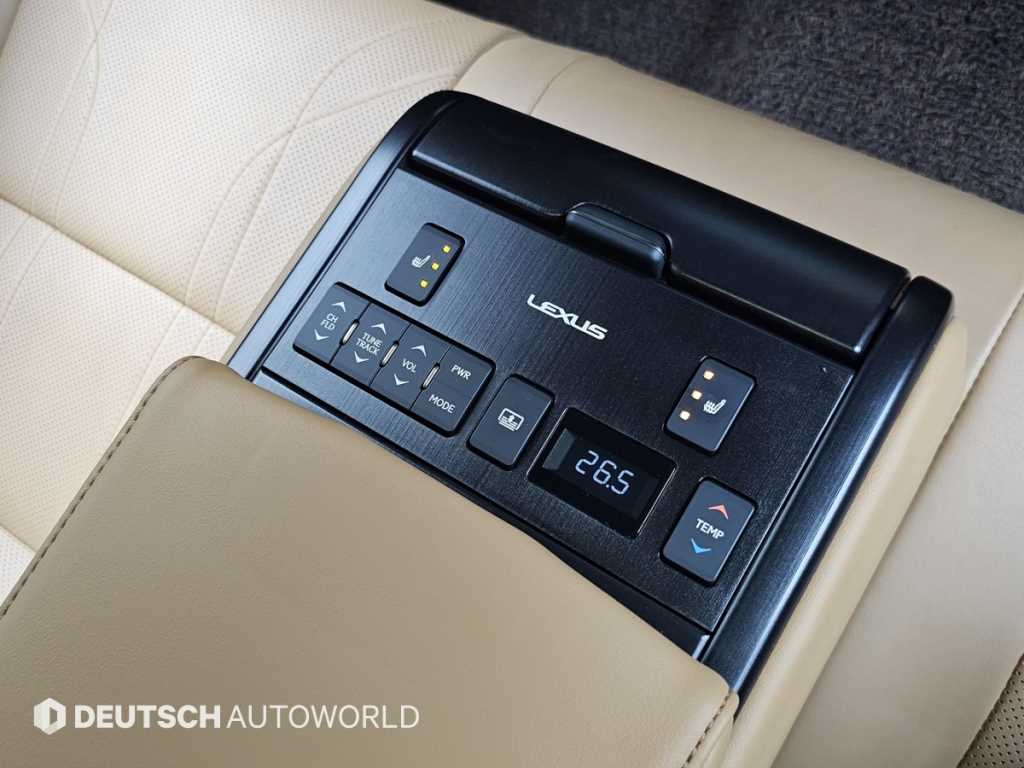 Lexus ES — photo 16