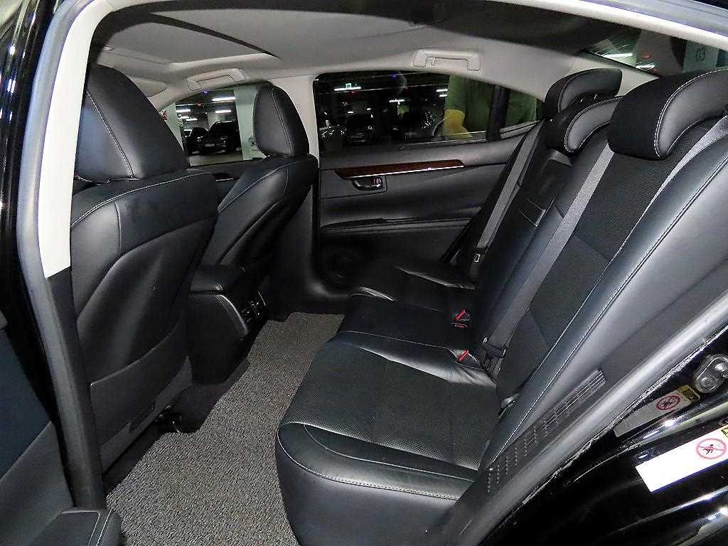 Lexus ES — photo 07