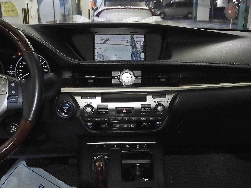 Lexus ES — photo 11