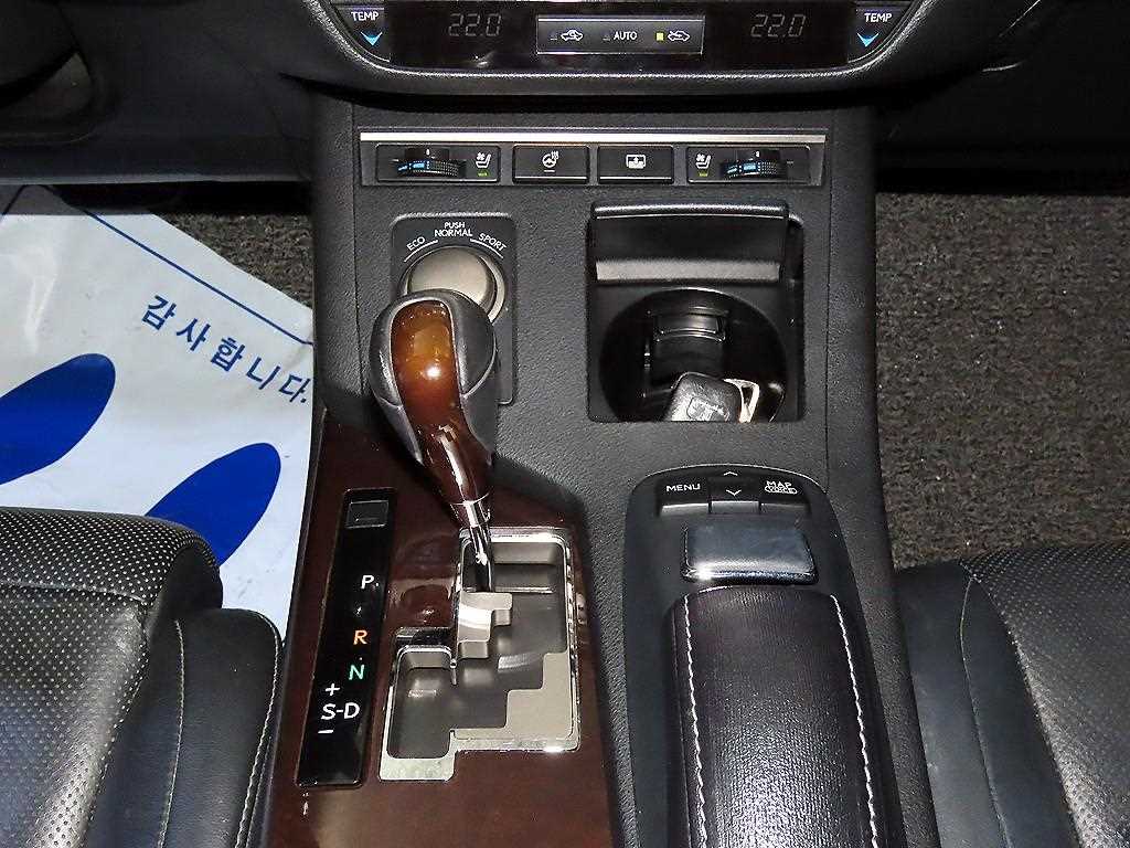 Lexus ES — photo 12