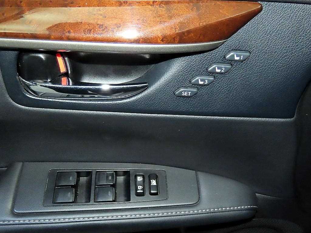 Lexus ES — photo 13