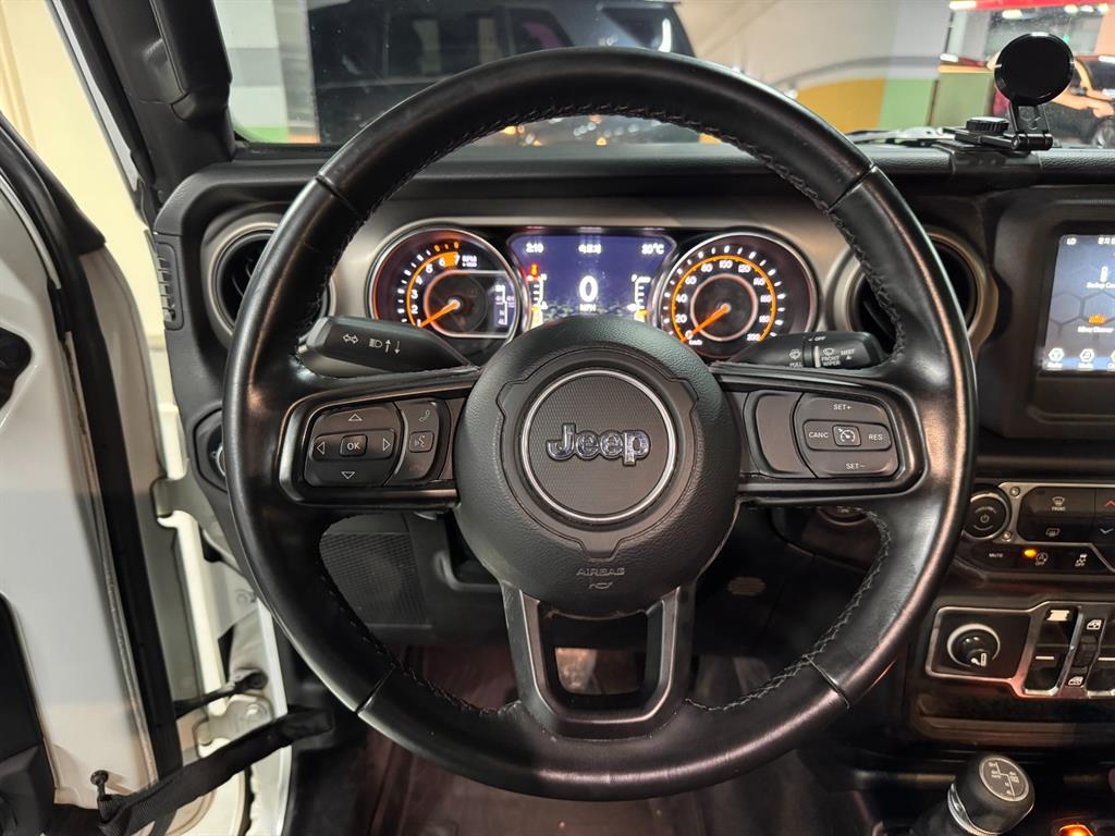 Jeep Wrangler — photo 09