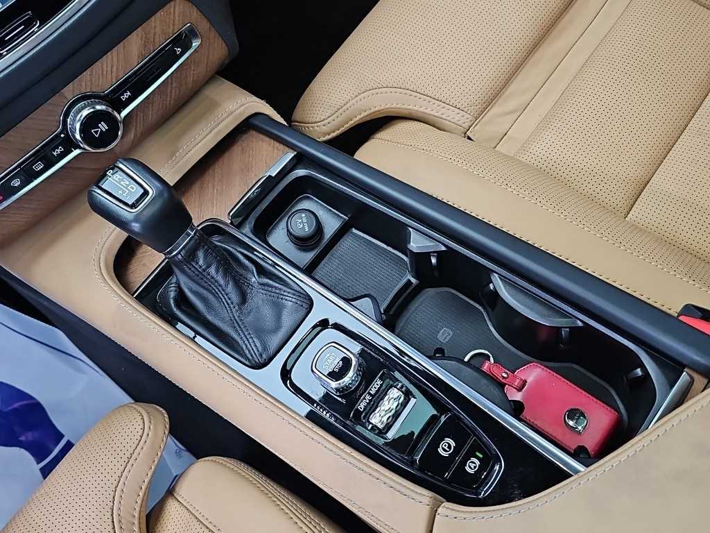 Volvo XC90 — photo 08