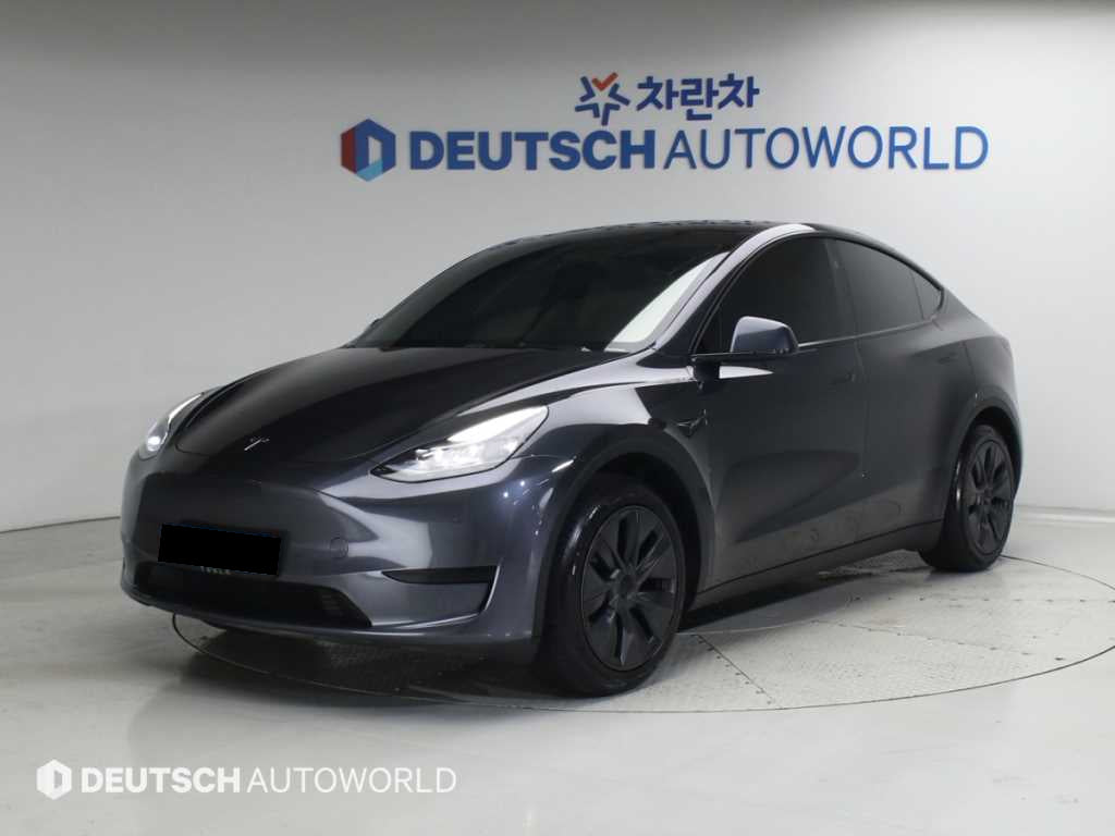 Tesla Model Y — photo 01