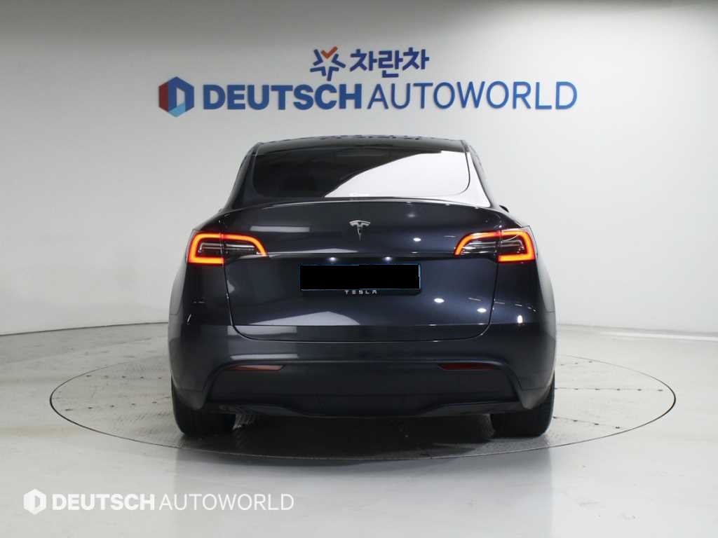 Tesla Model Y — photo 04