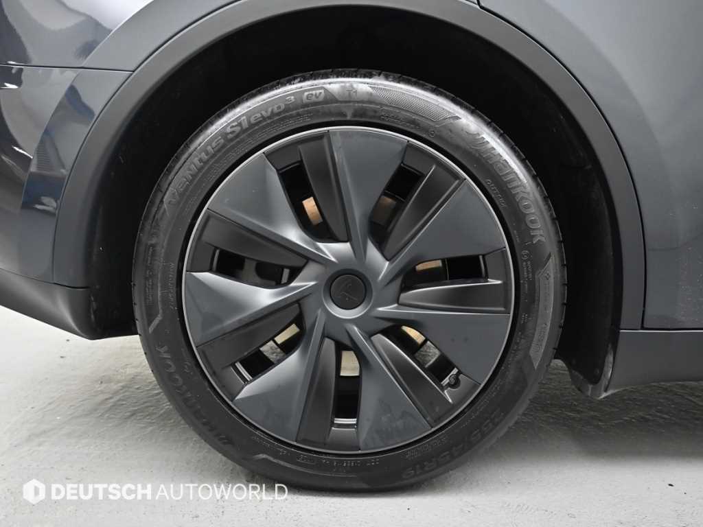 Tesla Model Y — photo 05