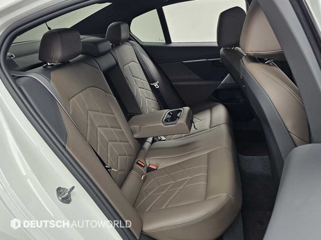 BMW 5-Series — photo 12