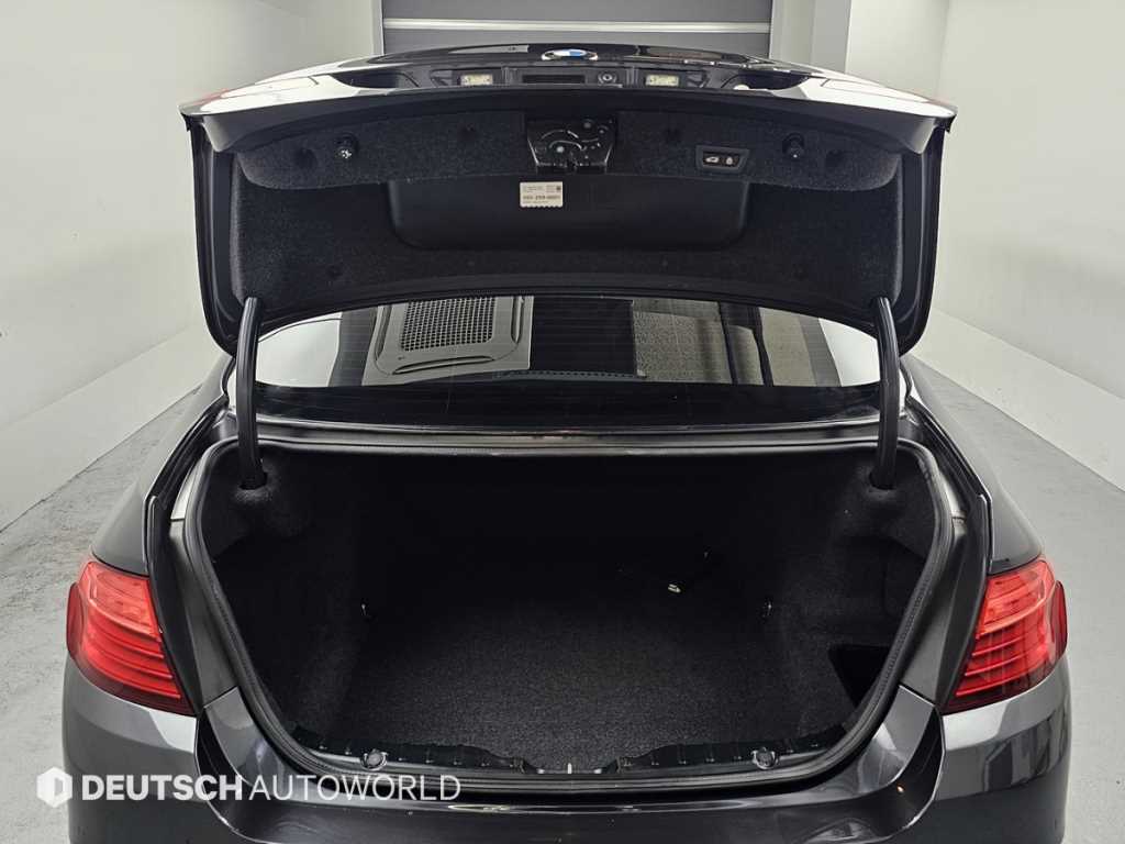 BMW 5-Series — photo 19