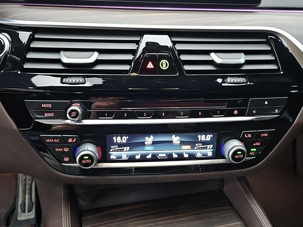 BMW 5-Series — photo 10