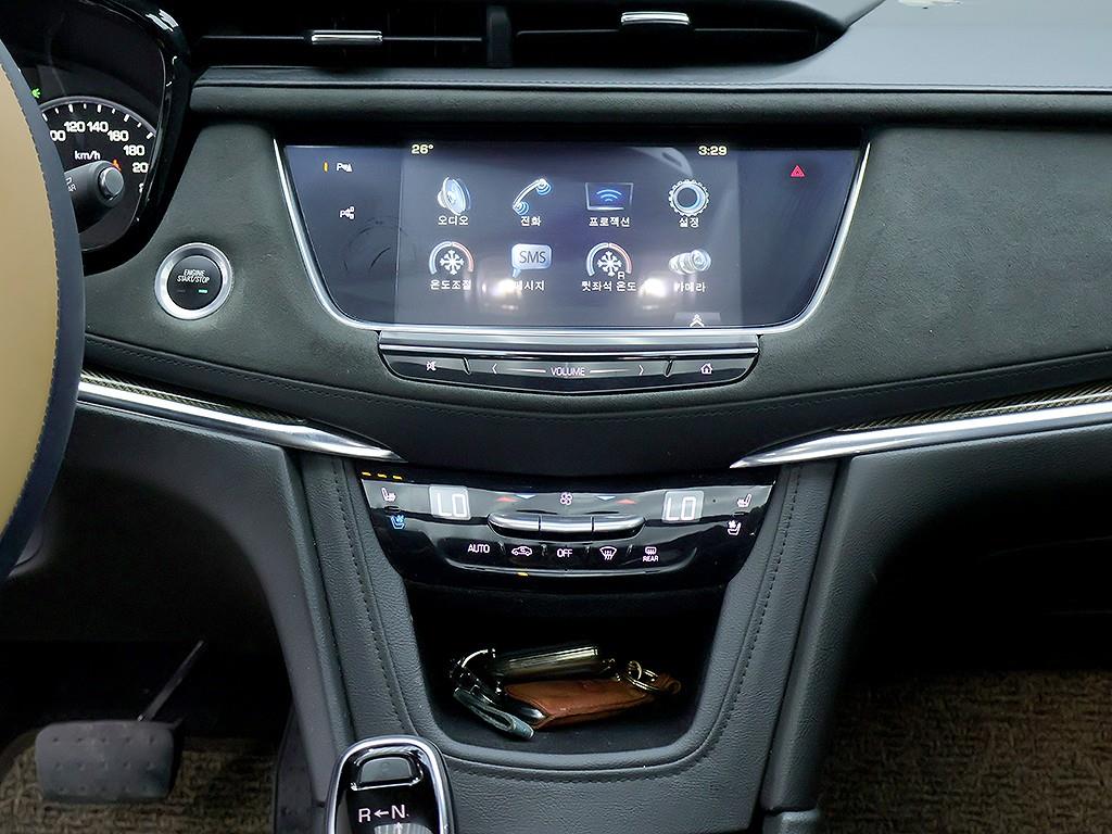 Cadillac XT5 — photo 09