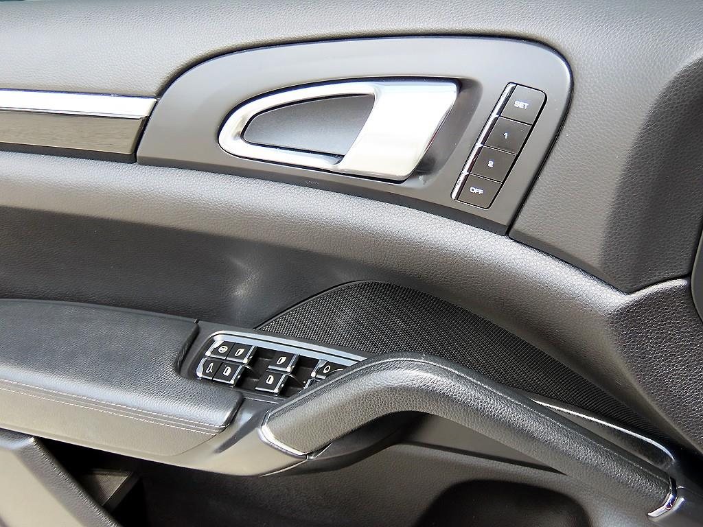 Porsche Cayenne — photo 11